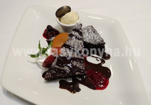Csokoládés brownie gyümölcsraguval, vaníliafagylalttal, csokoládéöntettel