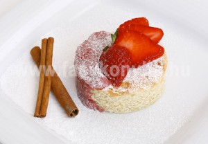 desszert Tejes pite eperkrémmel 