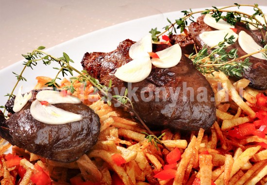 foetel Kakukkfüves fokhagymás kacsamáj szalmaburgonyaágyon 