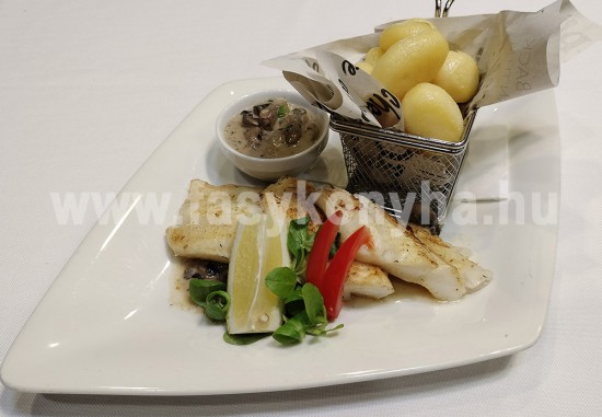 foetel Grillezett halibutfilé laposhalfilé erdei gombamártással vajas burgonyagolyóval