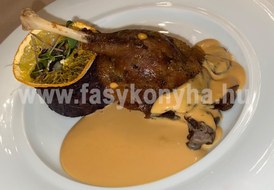 Kacsacomb gombamártással, párolt narancsos lilakáposztával 