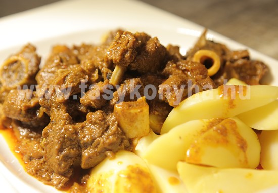 Karcagi birkapörkölt sós burgonyával