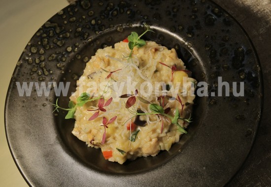 Kéksajtos- zöldséges csirkemellrizottó