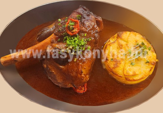 Konfitált báránycsülök, gratin burgonyával  