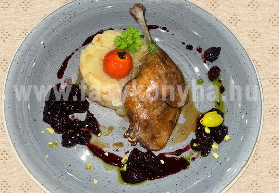 Konfitált libacomb hagymás törtburgonyával, erdei gyümölcsmártással  