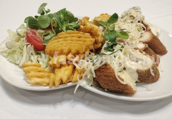 foetel Krémsajttal töltött csirkemell tekercs rácsos burgonyával friss salátával