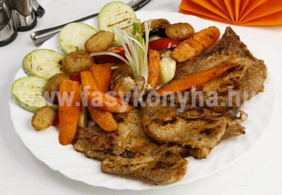 foetel Mangalica karaj friss zöldségekkel roston sütve 