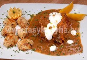 foetel Marhaszelet vadas mártásban zsemlegombóccal