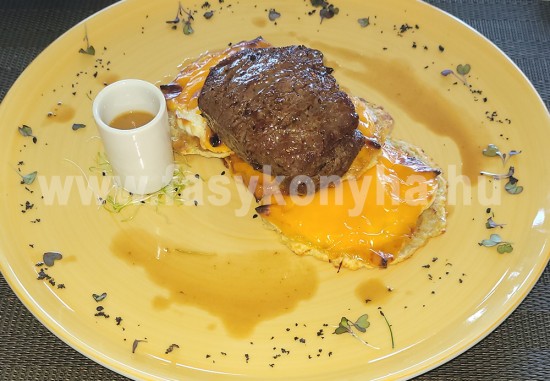 foetel Marhasült zöldbors mártással sajtos lapcsánkával