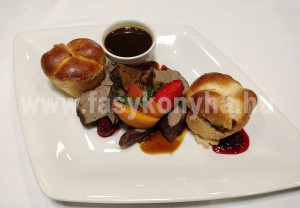 foetel Omlós szarvas comb gyümölcsös mártással áfonyás buktával