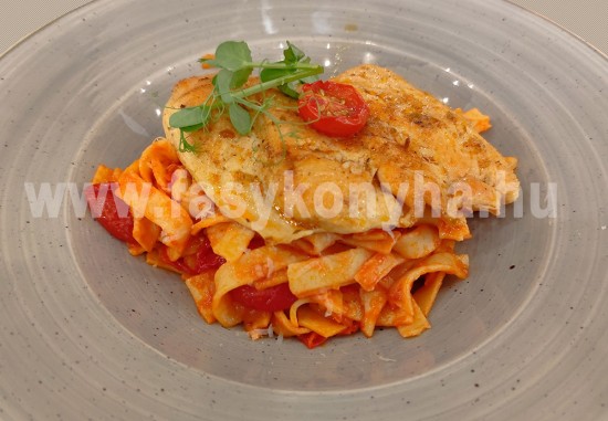 Paradicsomos szélesmetélt, rostonsült csirkemellel