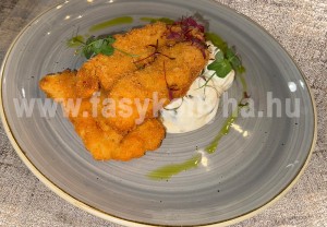 Rántott pulykamellfilé szőlősalátával