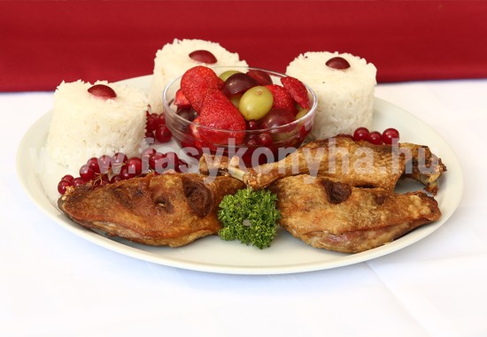 Ropogós libacombok párolt rizzsel, gyümölcsökkel