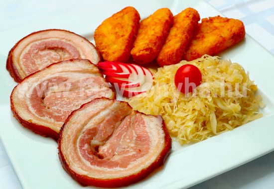 Ropogós malacsült rösztivel, párolt savanyú káposztával