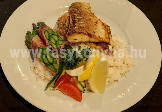 Ropogós süllőfilé spárgával, jázminrizzsel