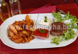 foetel Roston sült Fásyburger steakburgonyával 