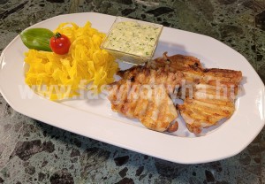 foetel Rostonsült csirkecombfilé medvehagyma mártással metélt tésztával