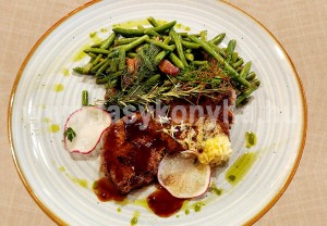 Rozmaringos sertéspecsenye zöldbabbal