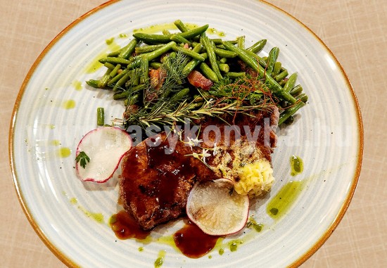 Rozmaringos sertéspecsenye zöldbabbal