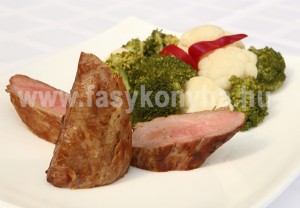 Rozéra sütött szűzpecsenye vajban párolt zöldségekkel