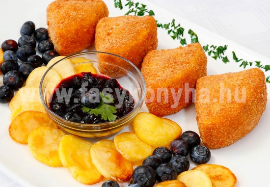 foetel Rántott camembert áfonyával tallérburgonyával 