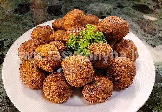 foetel Sajttal töltött csirkehúsgolyók