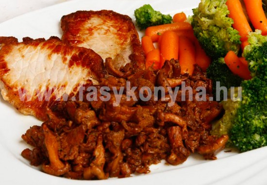 foetel Sertés karaj rókagombával roppanó zöldségekkel 