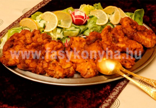 foetel Sertés szűzérmék mandulás bundában salátaágyon