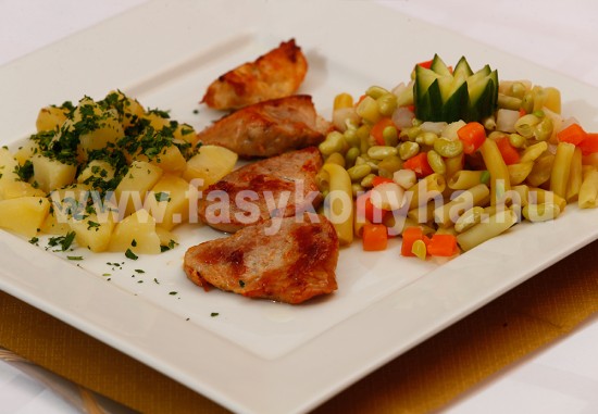 foetel Sertésszűzérme zöldségekkel burgonyával