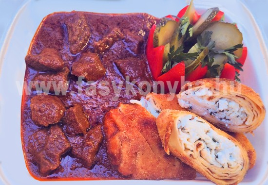 Szarvaspörkölt juhtúróval töltött rántott palacsintával