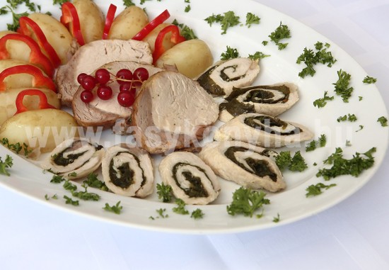 foetel Sóskával töltött csirkerolád sertéskaraj burgonyával 