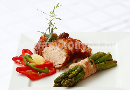 foetel Tárkonyos malackaraj baconbe tekert spárgával 