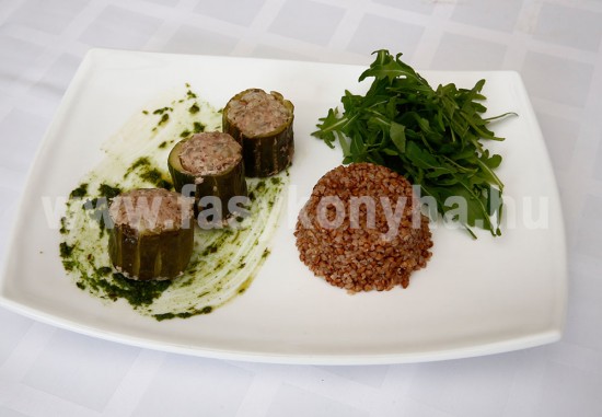 foetel Töltött cukkini hajdinával rukkolasalátával 