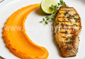 Zöldfűszerkéregben sült harcsa édesburgonya-pürével