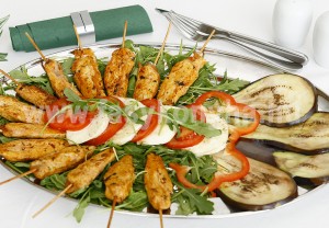 Roston sütött zöldfűszeres dizsoni mustárban érlelt csibefalatok rukkola saláta ágyon