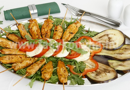 Roston sütött zöldfűszeres dizsoni mustárban érlelt csibefalatok rukkola saláta ágyon